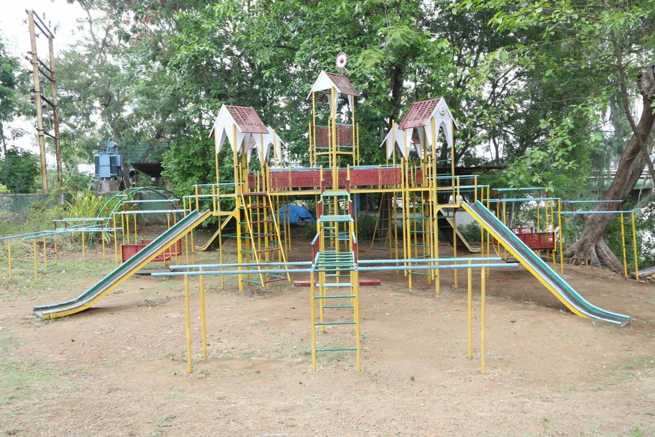 Vits Kamats Resort, 3* Silvassa